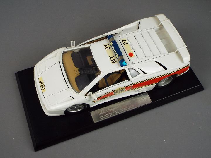 Maisto - A boxed Limited Edition 1:18 Lamborghini 30th Anniversary 'SE' Concept Police Traffic Car. - Image 2 of 4