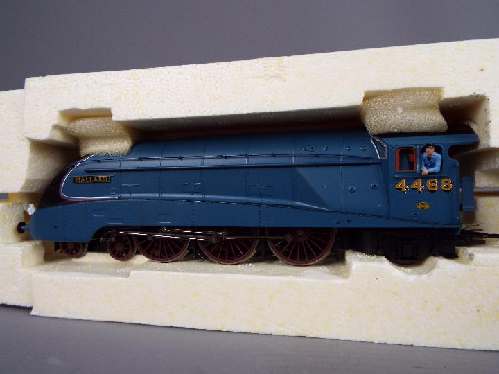 Hornby - A boxed DCC ready R2339 OO gauge 4-6-2 Class A4 Steam Locomotive and Tender 'Mallard', Op. - Image 2 of 7