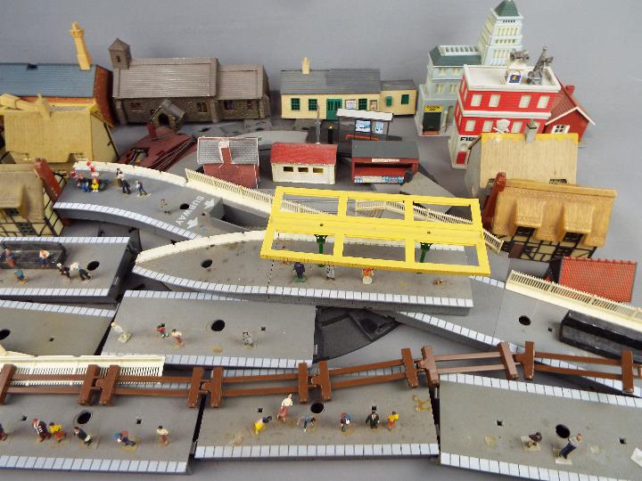 Model Railways - a box of OO gauge scenics, buildings, platforms, - Image 3 of 3