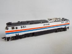 Bachmann - an OO gauge diesel electric locomotive Amtrak op no 951, automatic reversing light,