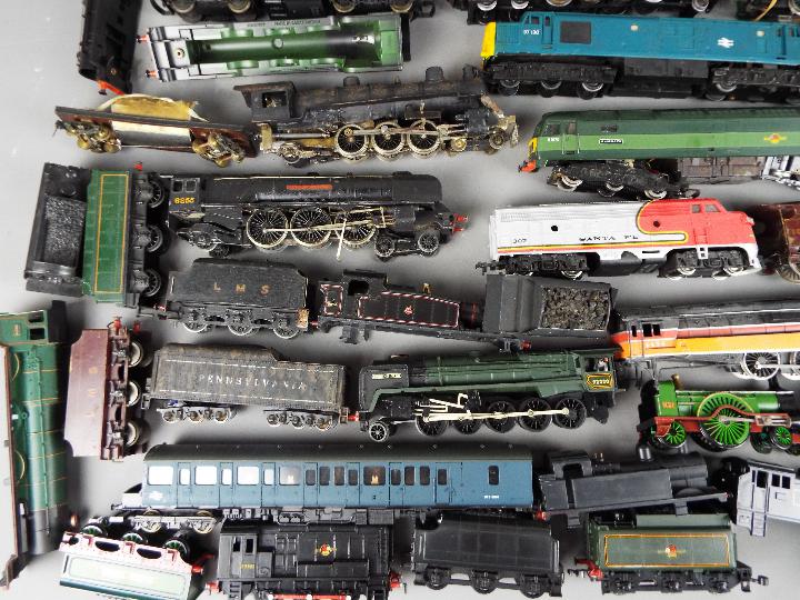 Model Railways - a large collection of OO gauge locomotive bodies and tenders for spares or repair - Image 3 of 3