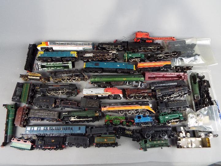 Model Railways - a large collection of OO gauge locomotive bodies and tenders for spares or repair