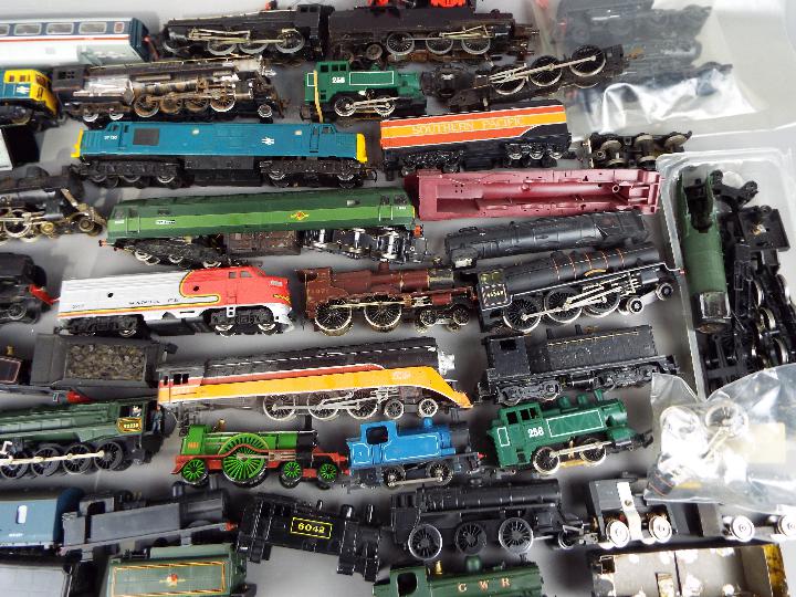 Model Railways - a large collection of OO gauge locomotive bodies and tenders for spares or repair - Image 2 of 3