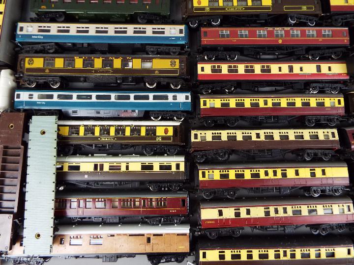 Model Railways - a large collection of approximately 40 unboxed passenger coaches and a further - Image 2 of 2