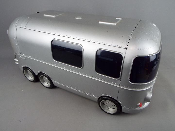 MGA Bratz - An unusual and unboxed Flashback Fever Silver Bratz Party Bus by MGA Entertainment. - Image 3 of 3