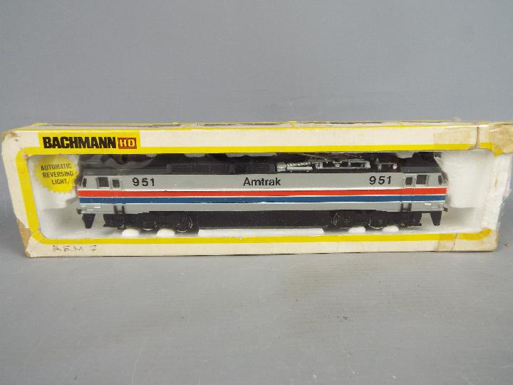 Bachmann - an OO gauge diesel electric locomotive Amtrak op no 951, automatic reversing light, - Image 2 of 2