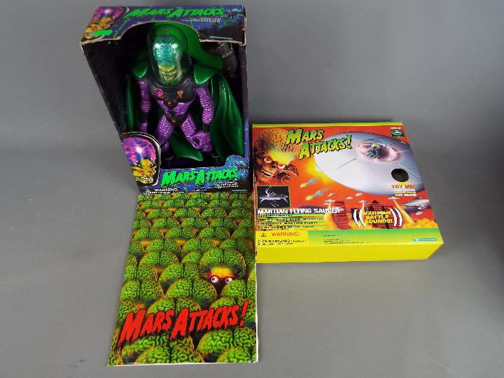 Trendmasters, Topps - Two boxed 'Mars Attacks' 1996 collectibles by Trendmasters,