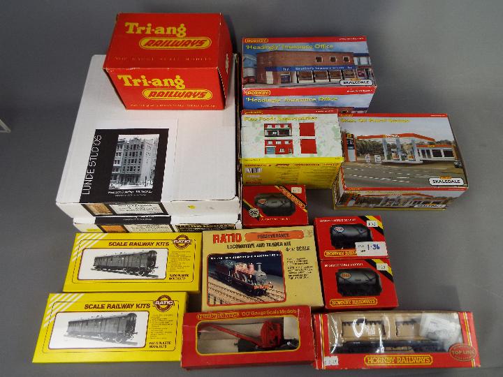 Model Railways - a good lot comprising Hornby Skaledale OO gauge scenics and assorted boxed kits