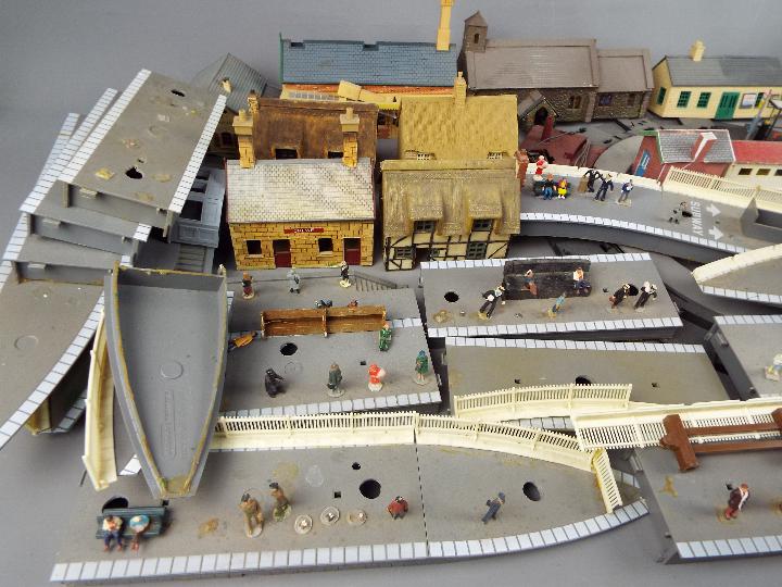 Model Railways - a box of OO gauge scenics, buildings, platforms, - Image 2 of 3