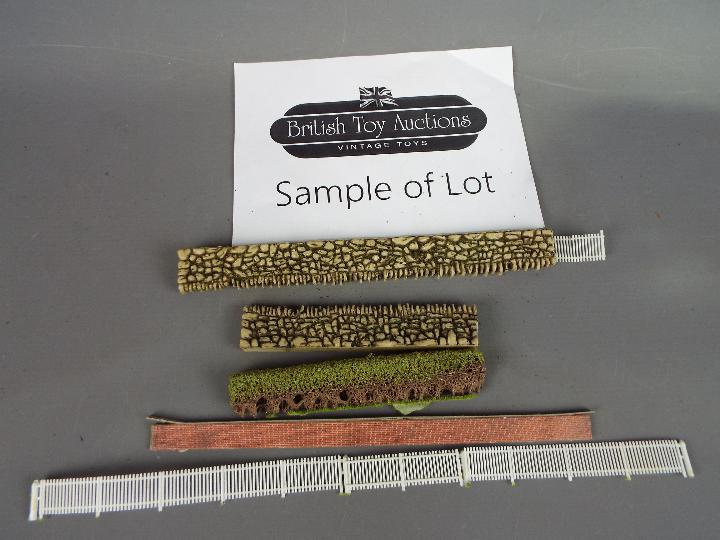 Model Scenics - a good collection of OO scale trees and a small quantity of walls - Image 2 of 3