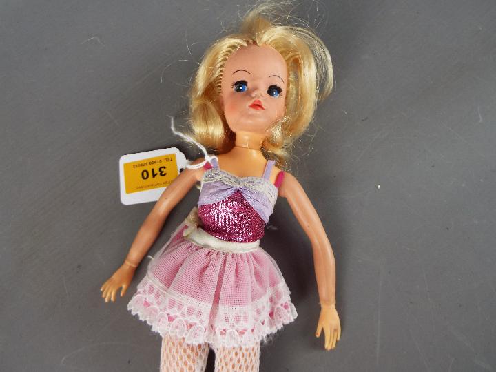 Pedigree Sindy - An active blonde, long haired Sindy Doll with jointed head, arms and hands, - Image 2 of 2