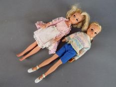 Pedigree Sindy - Two blonde haired Sindy fashion dolls, both with painted eyebrows,