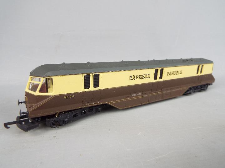 Lima - A boxed Lima OO gauge #205143MWG Express Parcels Railcar Op.No.34 in brown and cream livery. - Image 2 of 2