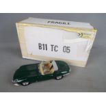 Franklin Mint - A boxed Franklin Mint diecast 1:24 scale 1961 E-Type Jaguar.