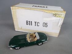 Franklin Mint - A boxed Franklin Mint diecast 1:24 scale 1961 E-Type Jaguar.