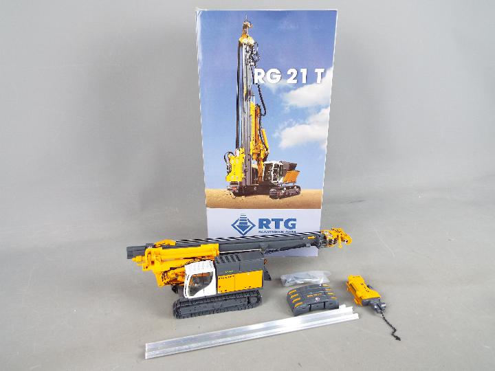 BYMO - A boxed 1:50 scale diecast BYMO #25028 Bauer RG 21 T Pile Driver with Telescopic Leader . - Image 2 of 3