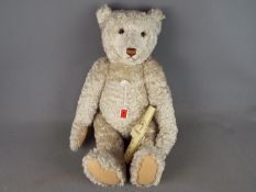 Steiff - an original Steiff Bear, 1908 replica with growler, white 65 cm (high),