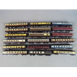 Lima, Graham Farish and other - A collection of 18 items of unboxed N Gauge passenger coaches.