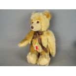 Steiff - an original Steiff Bear with growler, blonde 43 cm (high), button in ear with yellow tag,