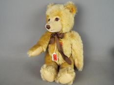 Steiff - an original Steiff Bear with growler, blonde 43 cm (high), button in ear with yellow tag,