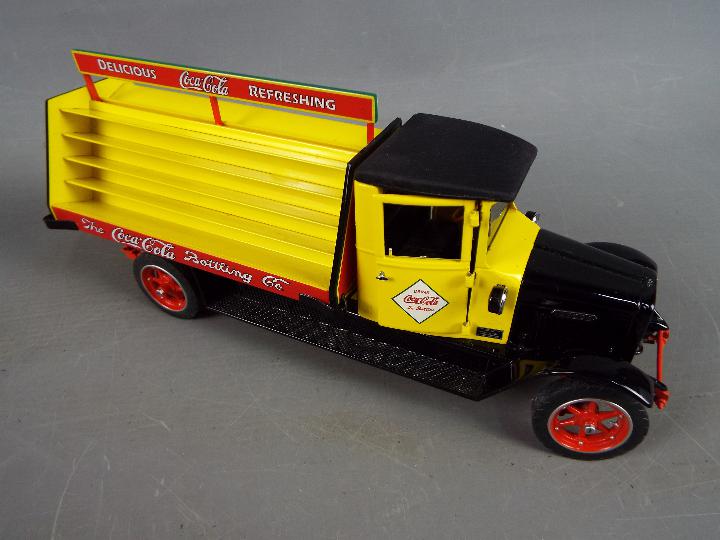 Coca Cola - a Danbury Mint 1:24 scale diecast model of a 1928 Coca Cola delivery truck, - Bild 2 aus 6