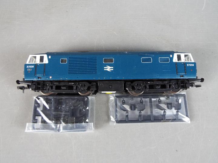 Heljan - A boxed Heljan #3502 OO gauge Class 35 diesel locomotive Op.No. D7036 in BR blue livery. - Image 2 of 2