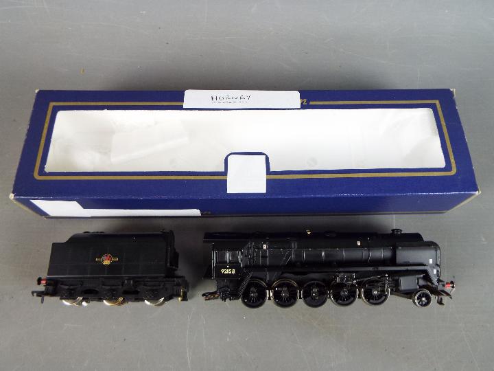 Hornby - A boxed Hornby OO gauge R2105D Class 9F 2-10-0 steam locomotive and tender, Op.No.