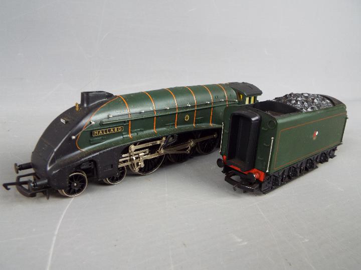 Hornby - A boxed Hornby OO gauge R350 Class A4 4-6-2 steam locomotive and tender, Op.No. - Image 2 of 2