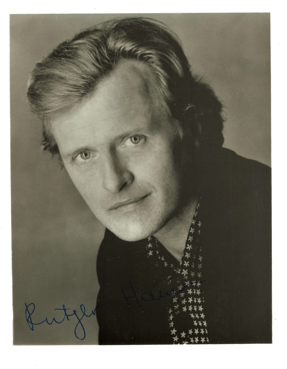 ACTOR - RUTGER HAUER HAND SIGNED PHOTOGRAPH