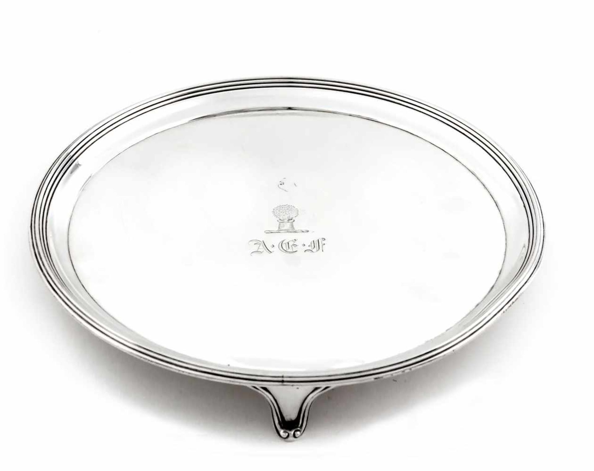 Salver. London 1800. Sterling. Rund, auf drei geschweiften Füßchen mit Volute stehend,gekehlter Rand