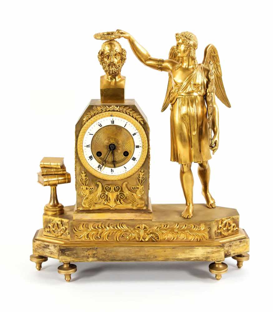 Empire-Pendule um 1800. Bronze, feuervergoldet. Lanzettformiger Sockel mit aufgelegtemPalmetten- und