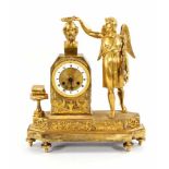 Empire-Pendule um 1800. Bronze, feuervergoldet. Lanzettformiger Sockel mit aufgelegtemPalmetten- und