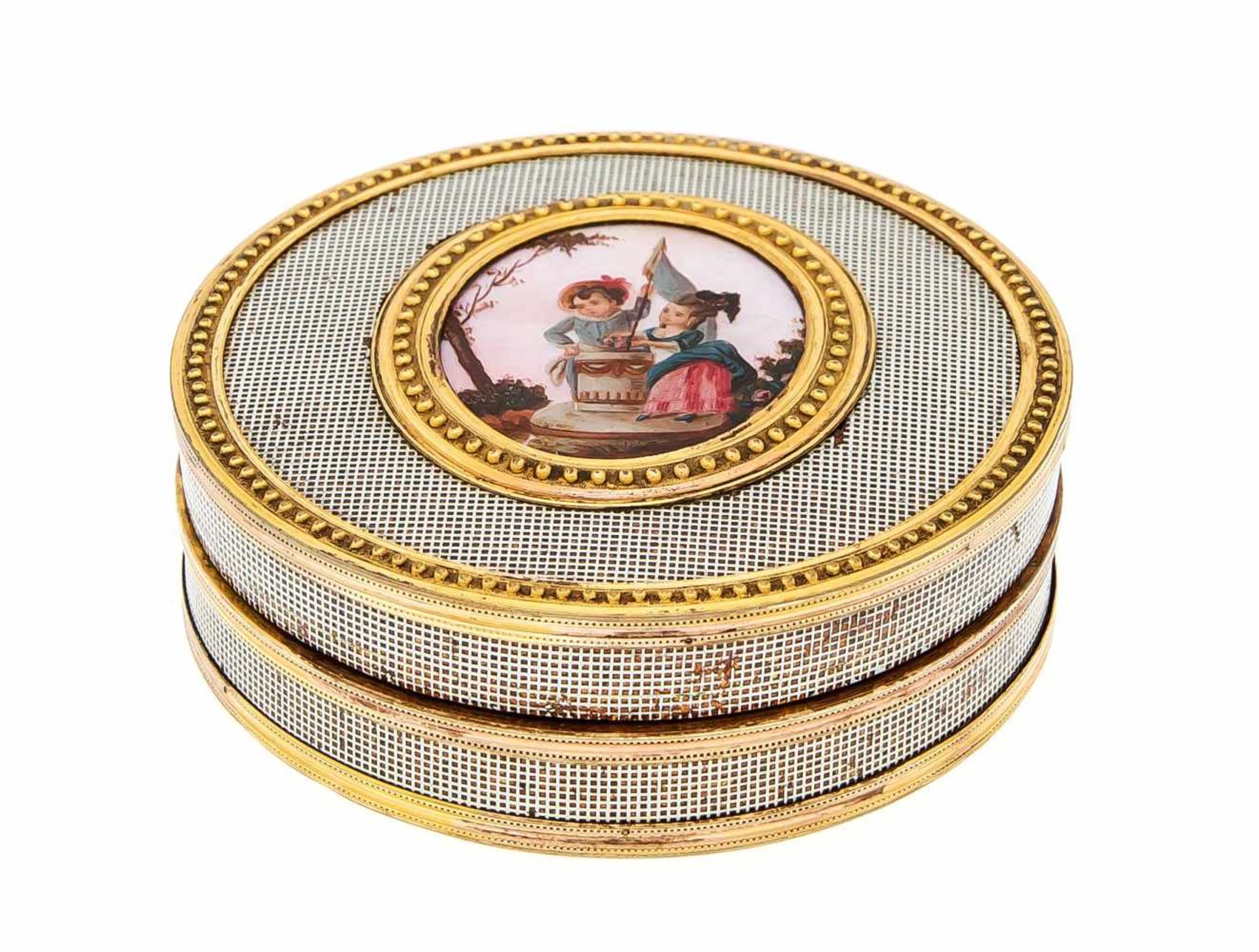Runde Deckeldose, Frankreich um 1780. Schildpatt, vergoldete Metallmotierung mit Perlband, - Bild 2 aus 2
