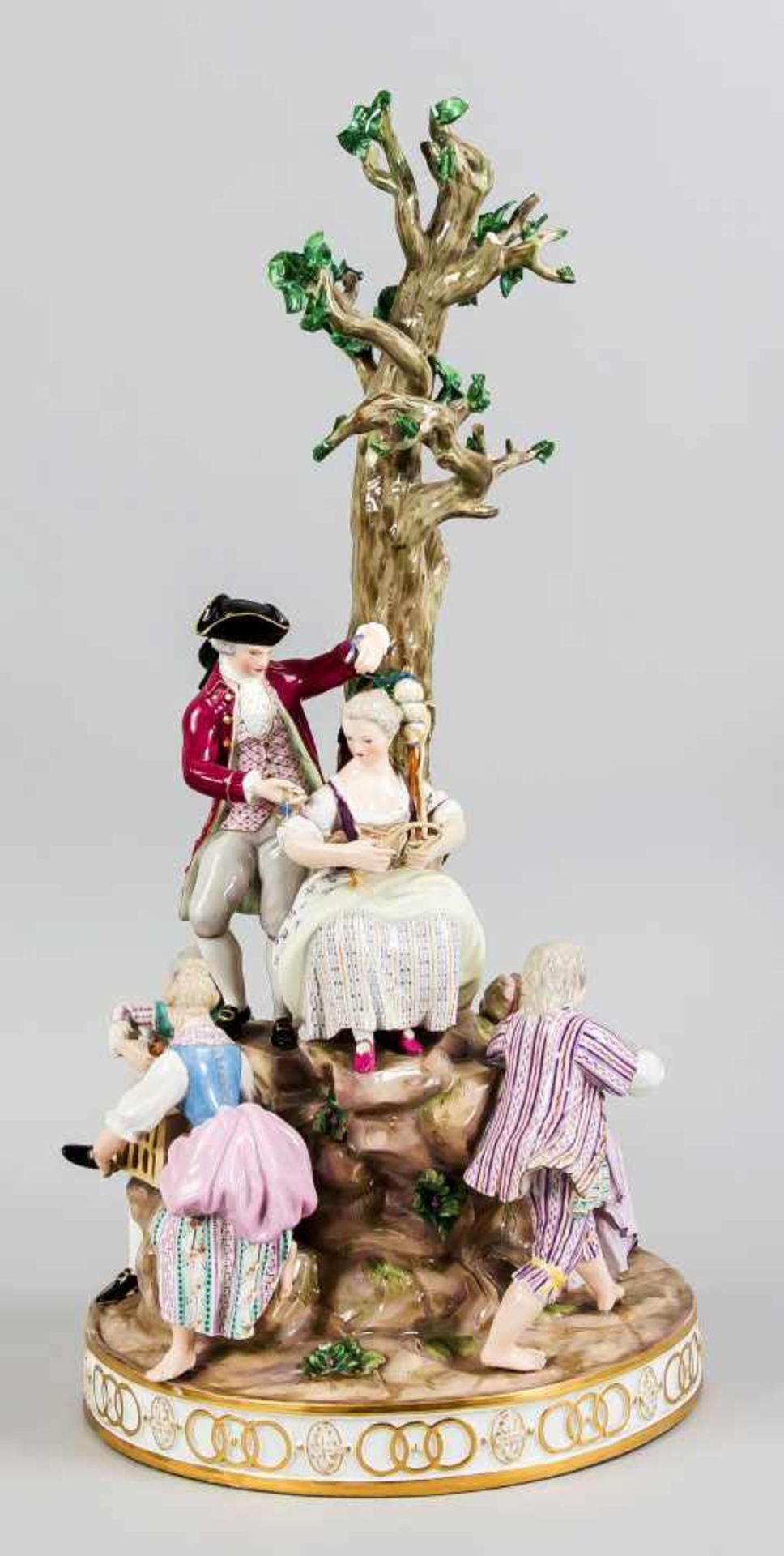 Große Gärtnergruppe am Baum. Meissen, 19. Jh. Entwurf Michel Victor Acier, 1773.Porzellan, polychrom