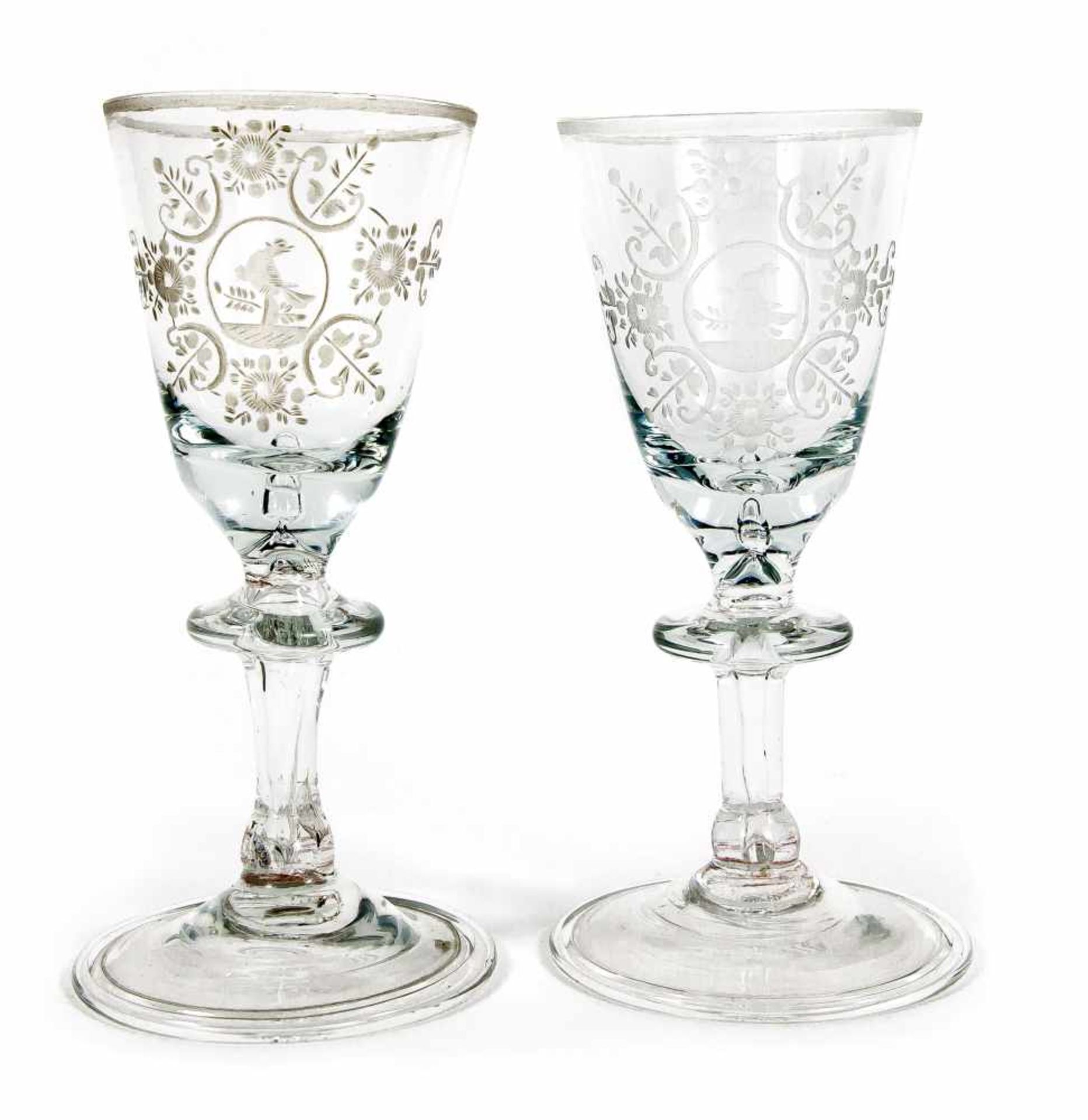 Paar Lauensteiner Kelchgläser um 1800. Klares Glas mit Floralschliff und Vogel,unterseitig Abriss,