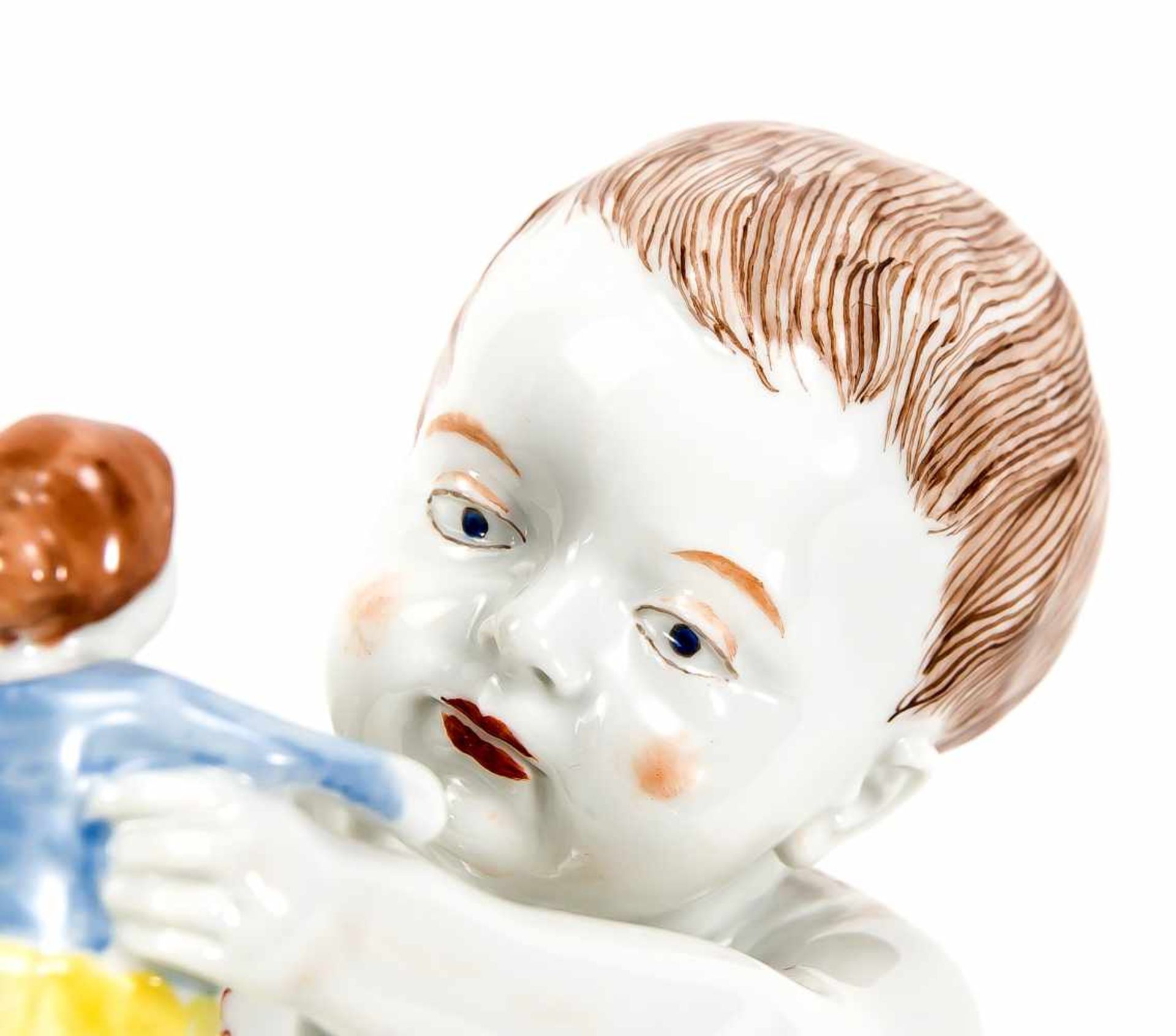 Hentschelkind. Mädchen mit Puppe. Meissen, 20. Jh. Entwurf Konrad Hentschel, 1904-07.Ausformung nach - Bild 3 aus 4