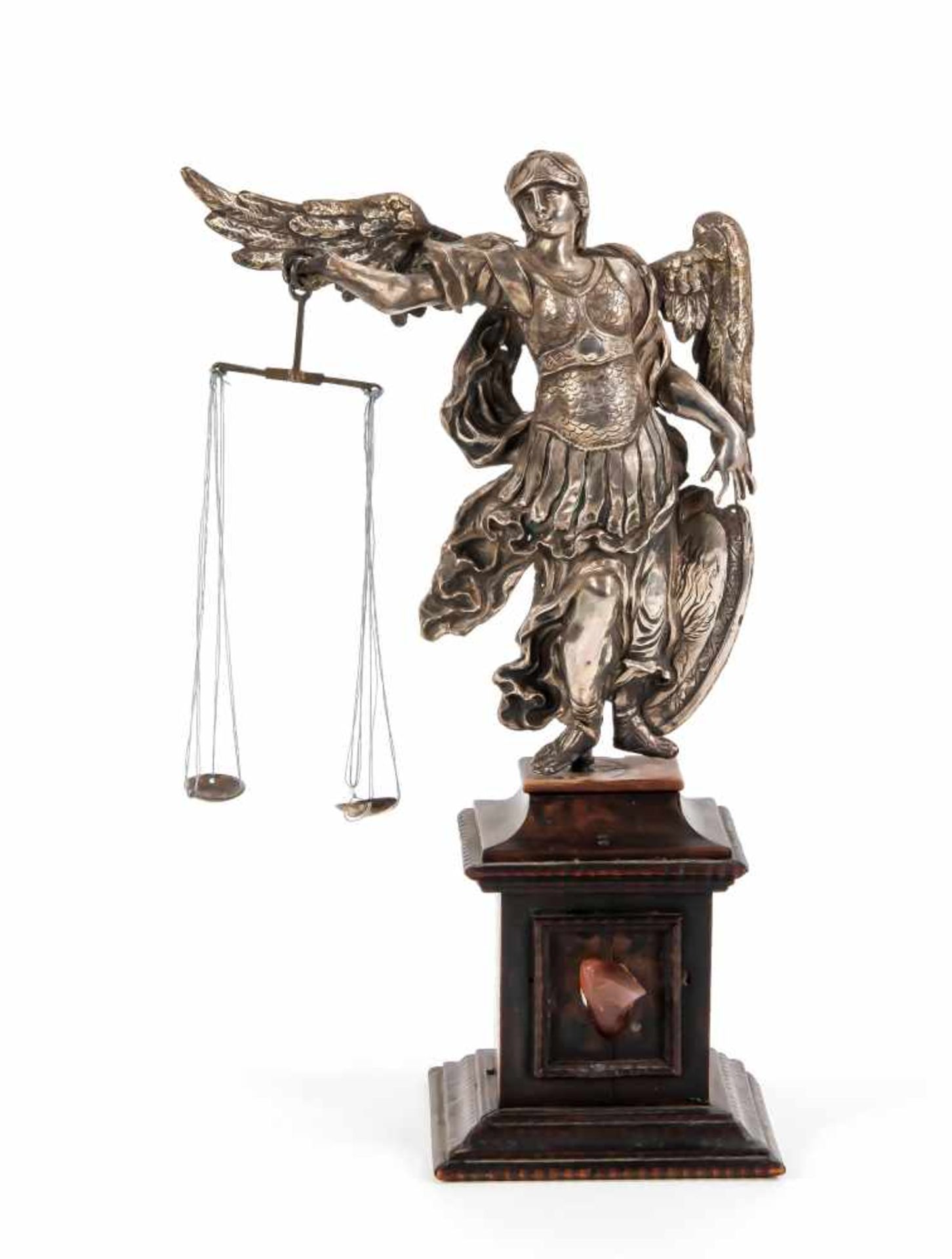 Justitia. Wohl 17./18. Jh. Silberblech reliefiert und ziseliert, Holz. Die geflügelteGöttin der