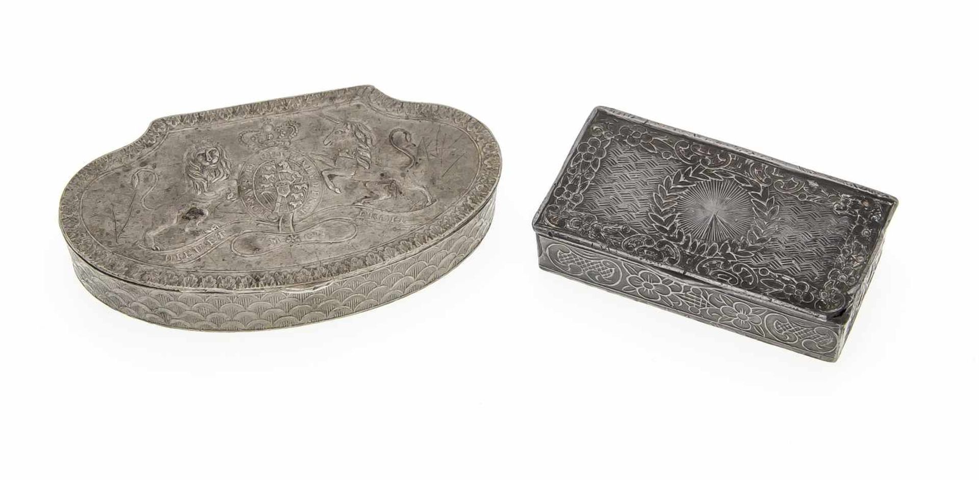 Zwei Zinn-Deckeldosen, England um 1810/1820. 1) Rechteckige Form mit Scharnierdeckel,allseitig