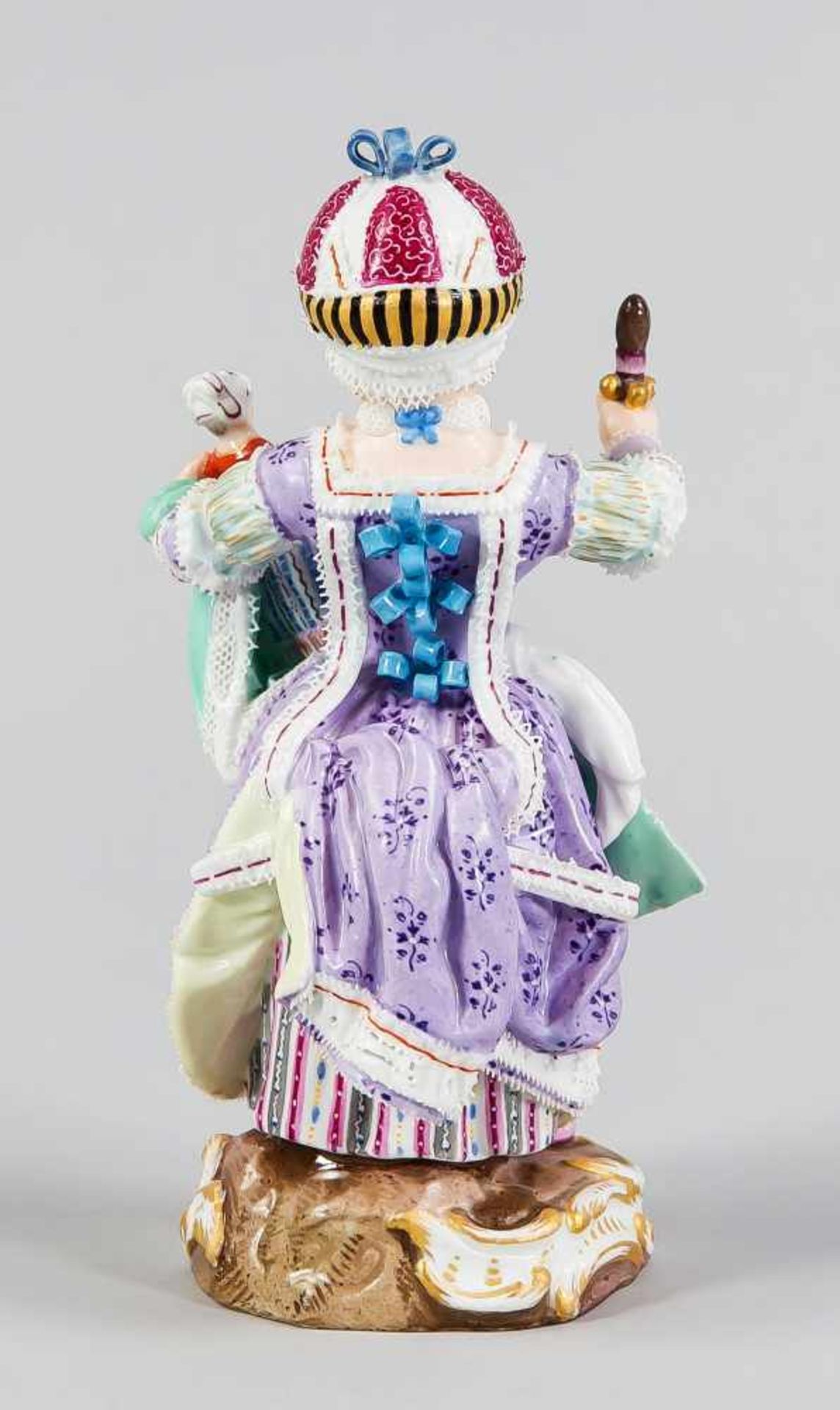 Mädchen mit Puppe und Rassel. Meissen, 1. Wahl. Entwurf Michael Victor Acier, 1770.Ausformung 1860- - Bild 2 aus 2
