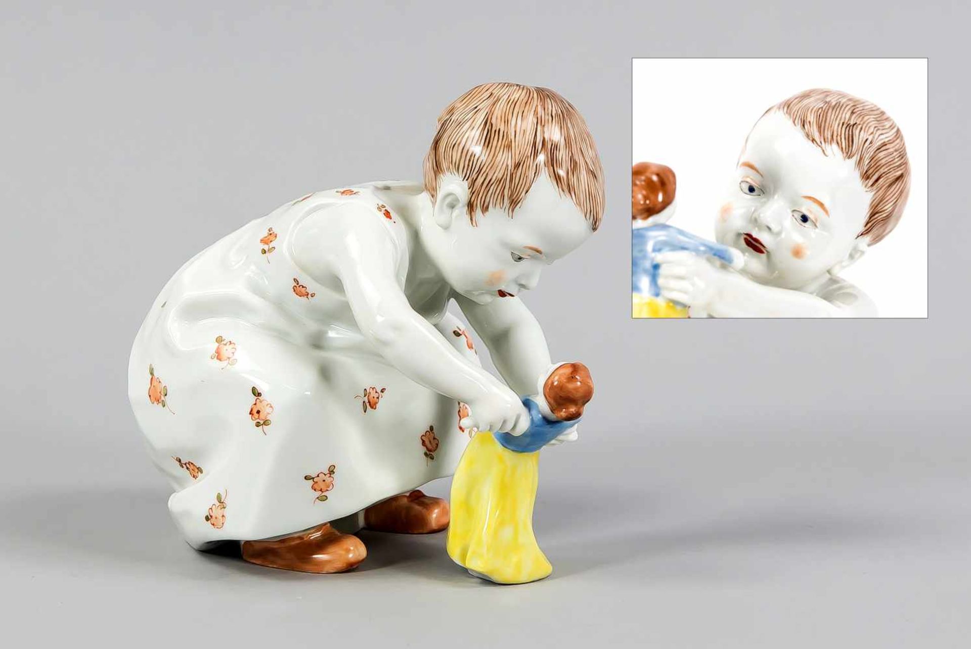 Hentschelkind. Mädchen mit Puppe. Meissen, 20. Jh. Entwurf Konrad Hentschel, 1904-07.Ausformung nach