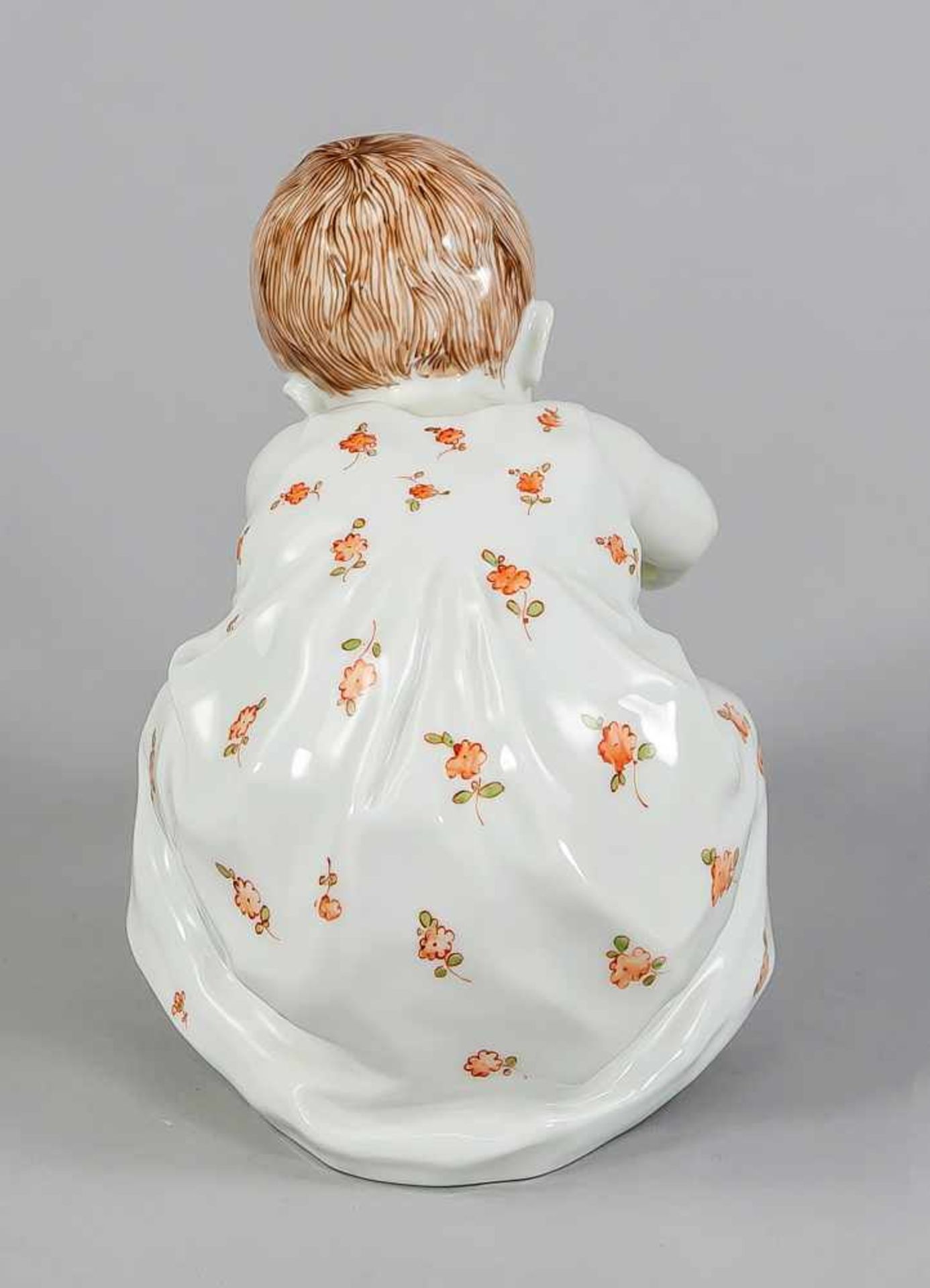 Hentschelkind. Mädchen mit Puppe. Meissen, 20. Jh. Entwurf Konrad Hentschel, 1904-07.Ausformung nach - Bild 2 aus 4