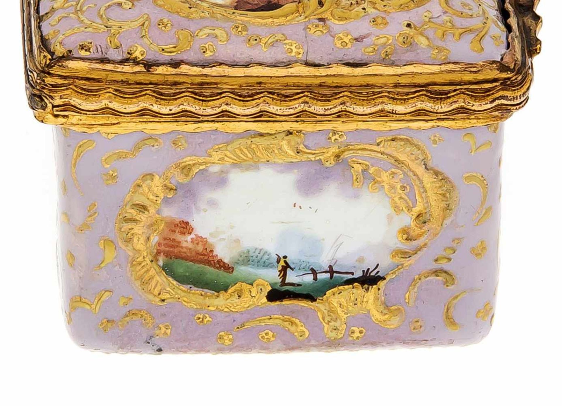 Tabatiére um 1760. Metall, rechteckige Grundform mit leicht gewölbtem, überkragendemScharnierdeckel, - Image 3 of 5