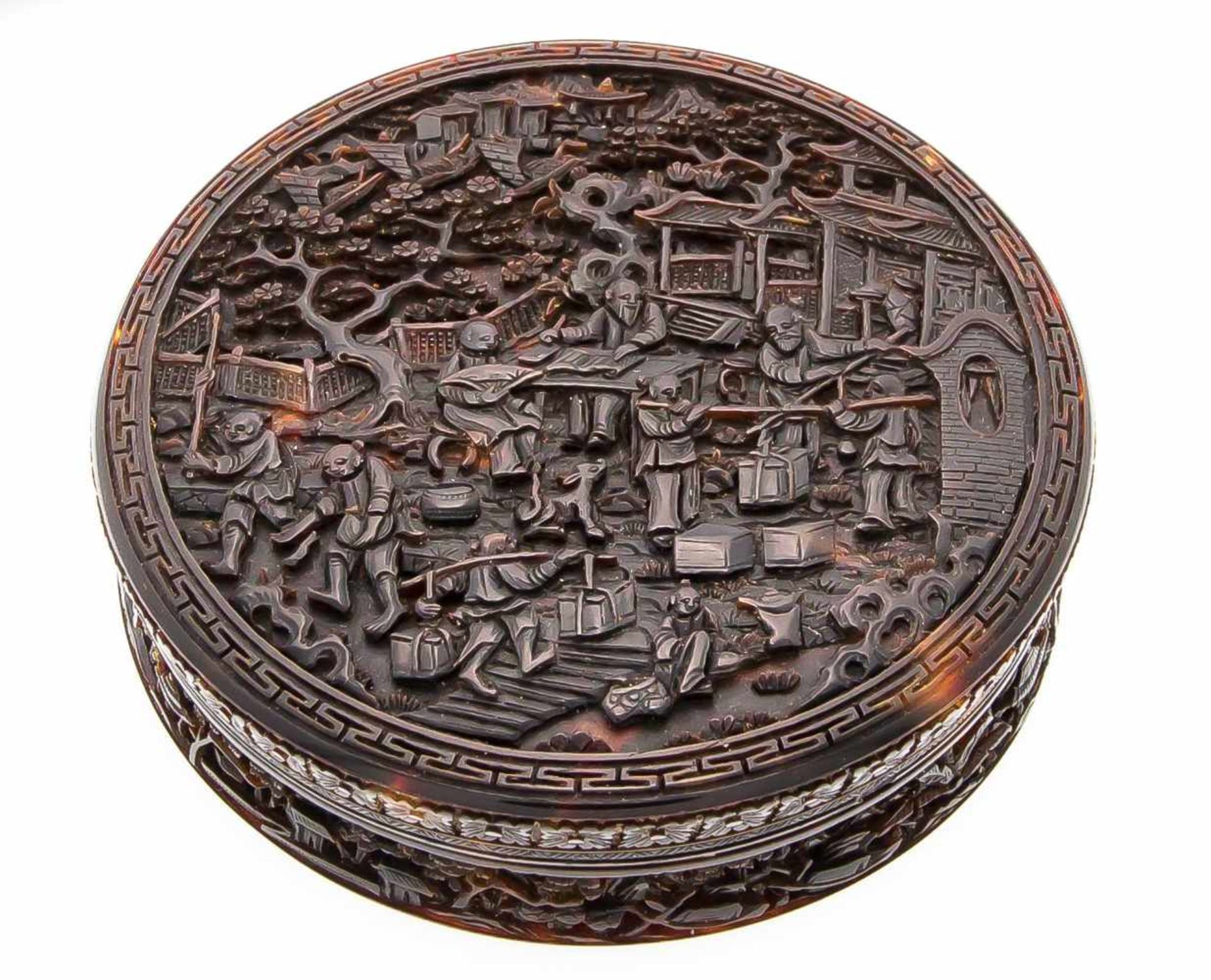 Schildpattdose, China 19. Jh. Zylindrische Form allseitig fein beschnitzt, unterseitigMonogramm