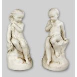 Paar Kinderfiguren. Joseph Durham (1814-1877). Biskuitporzellan, weiss. Sitzender Jungebez. Master