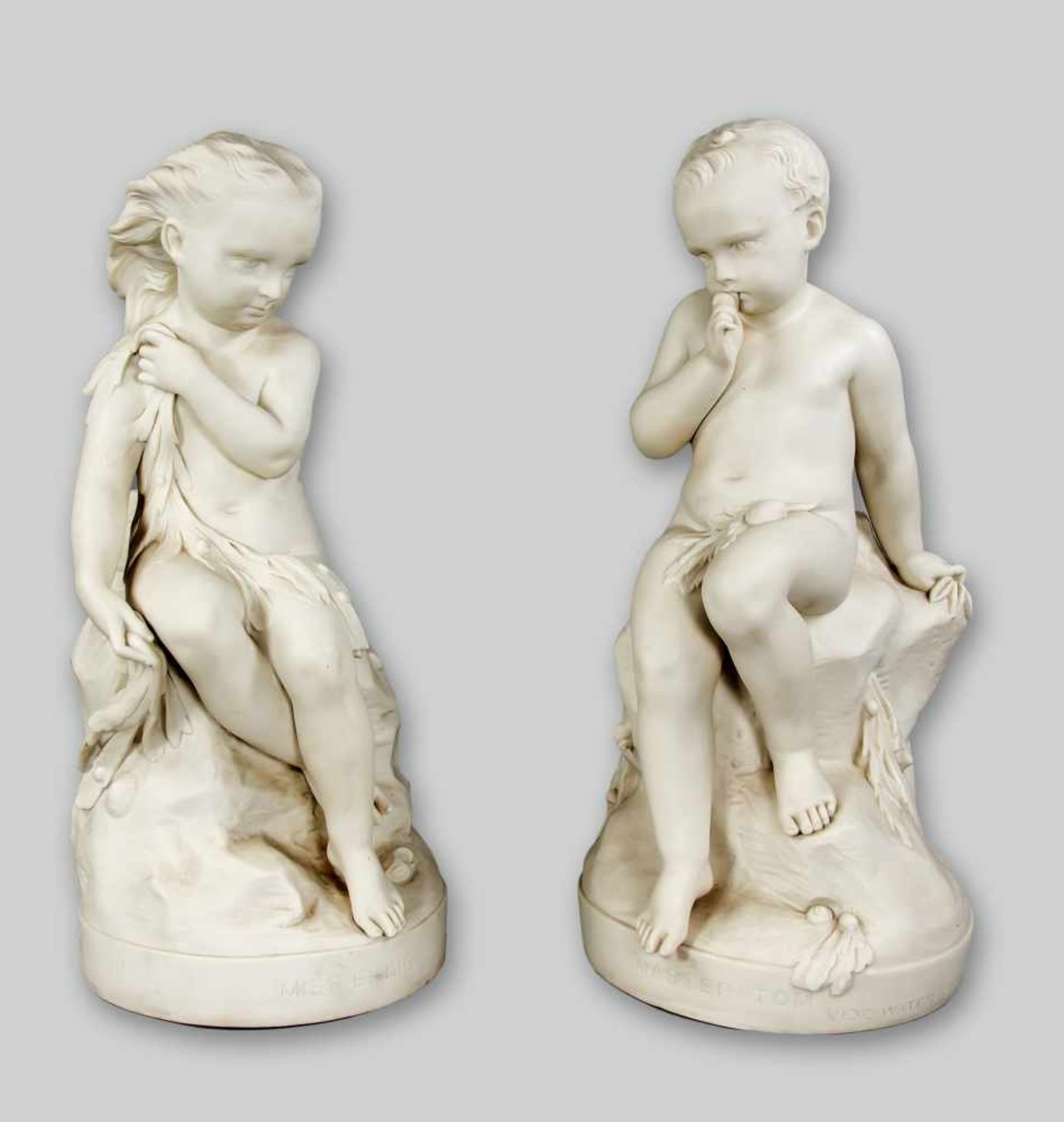 Paar Kinderfiguren. Joseph Durham (1814-1877). Biskuitporzellan, weiss. Sitzender Jungebez. Master