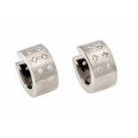 Brillant-Creolen WG 585/000 mit 12 Brillanten, zus. 0,12 ct W/SI, L. 14 mm, 8,2 g