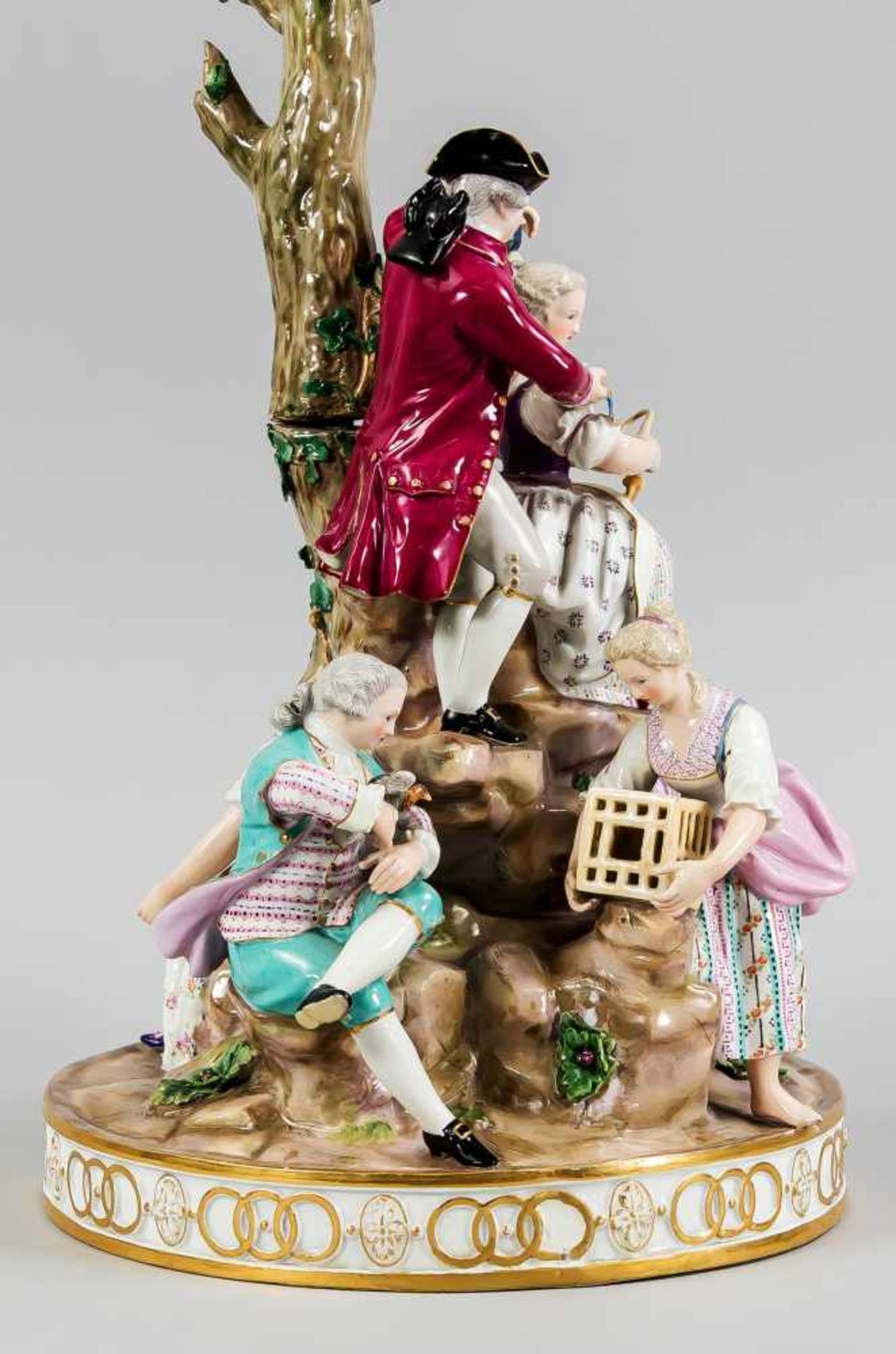 Große Gärtnergruppe am Baum. Meissen, 19. Jh. Entwurf Michel Victor Acier, 1773.Porzellan, polychrom - Bild 2 aus 3