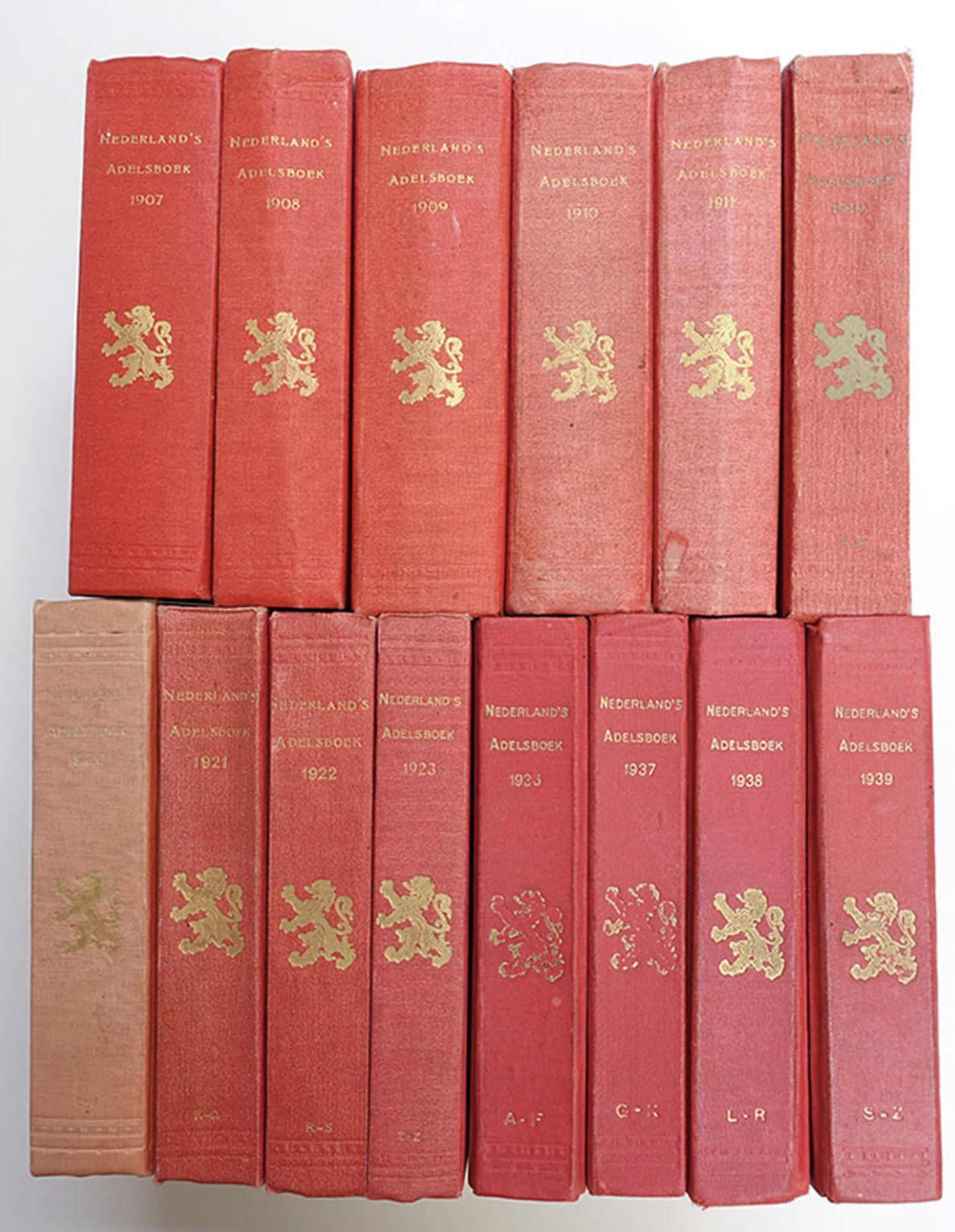 NEDERLAND'S ADELSBOEK. Jg. 5-9, 17-21, 34-37. 's-Grav., 1907-39. 14 vols. Sm-8°. Ocl.