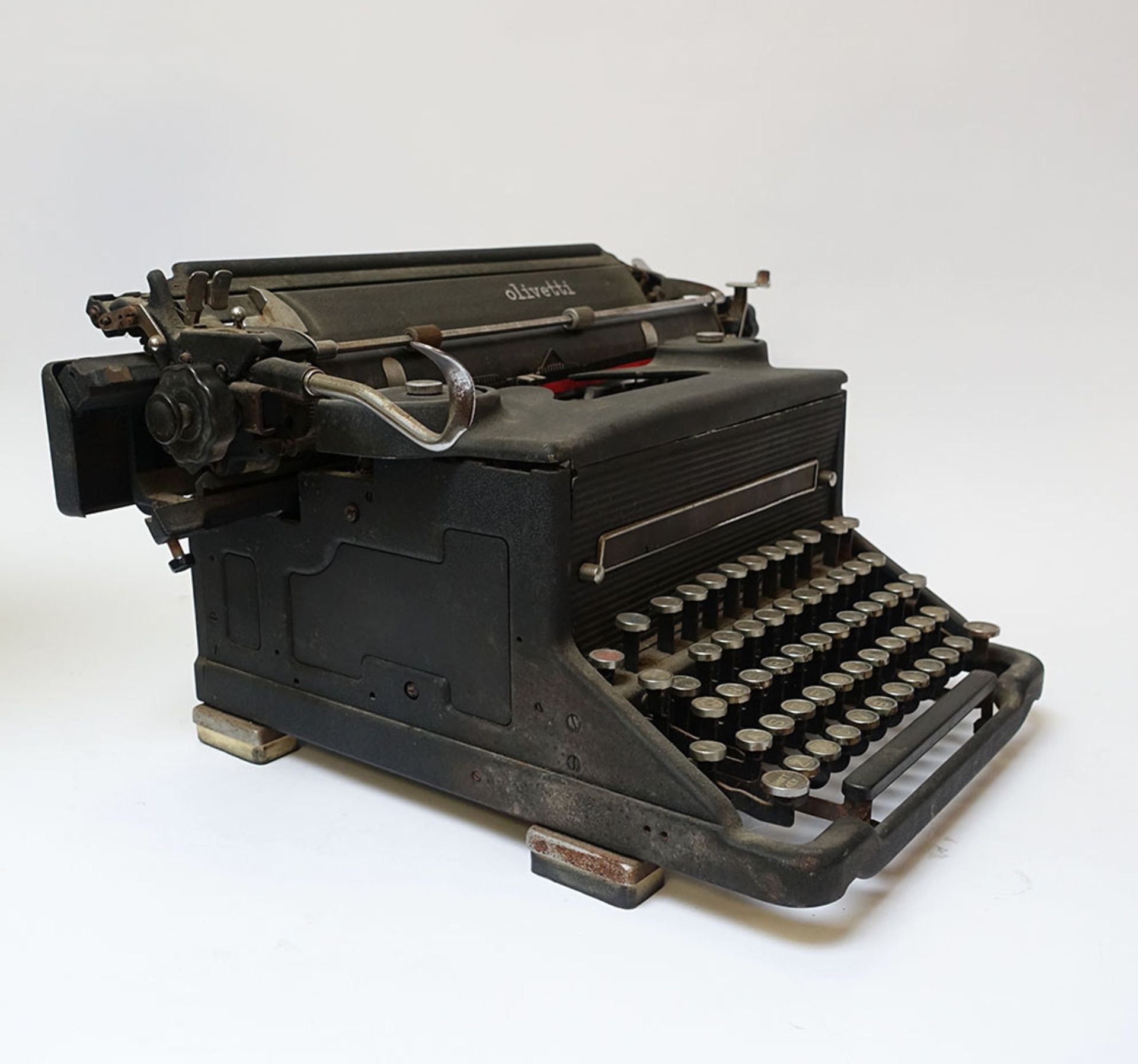 OLIVETTI M40/3 TYPEWRITER. Italy, years of production 1946/47. Amost 18 kg. - Sold without any