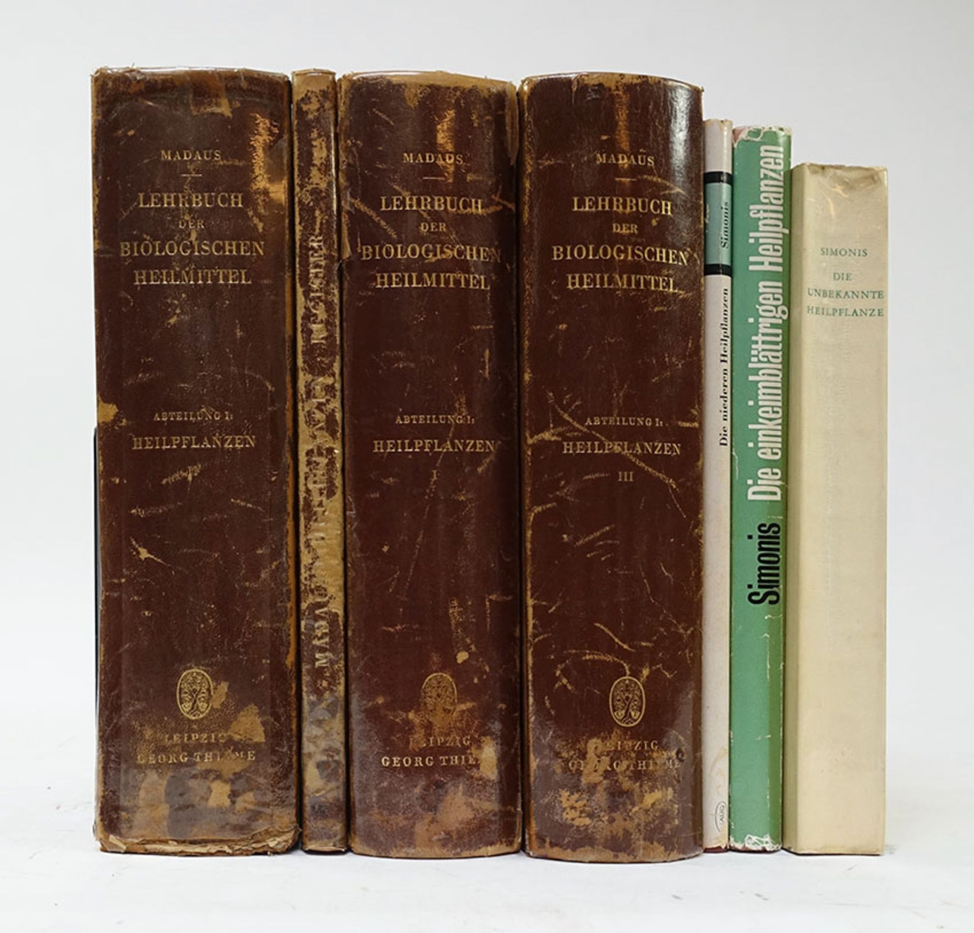 MADAUS, G. Lehrbuch der biologische Heilmittel. Abt. 1: Heilpflanzen. Lpz., 1938. 3 vols. & '